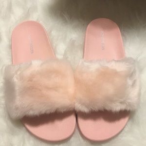 STEVE MADDEN LITGH PINK FUR SLIDES